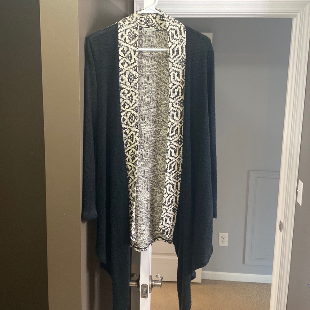 Tunic sweater in black and white